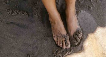 Una giornata al mare non può trasformarsi in un incubo: come liberarsi della sabbia prima di salire in auto
