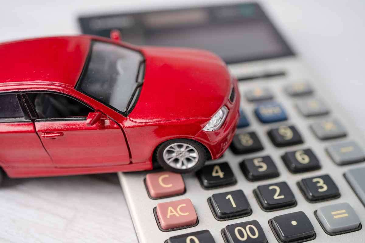 Caro auto prezzi continuano salire: trucchi per risparmiare