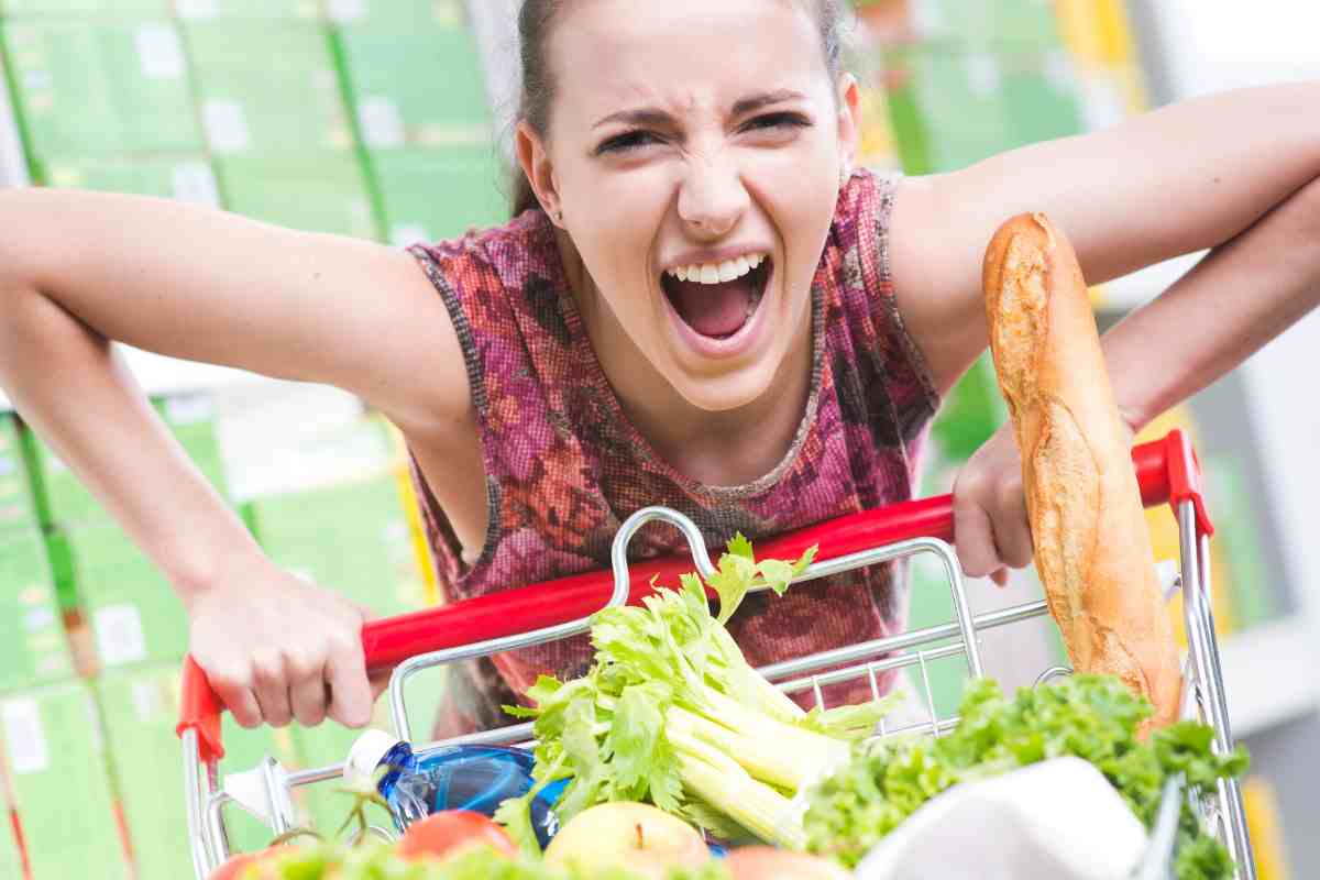 Supermercato, attenti al galateo: i comportamenti assolutamente da evitare quando si fa la spesa