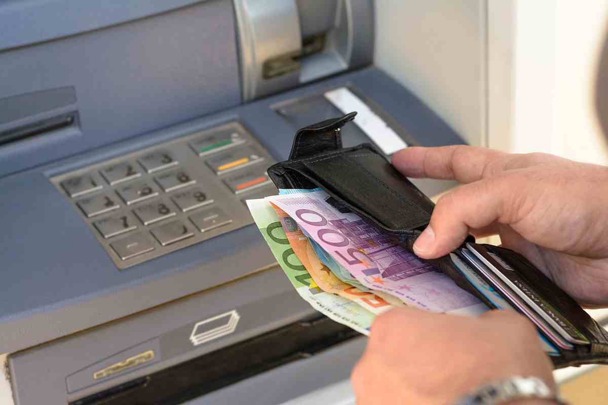 Bancomat, attenti alla truffa: così vi svuotano il conto