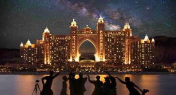 Barbecue sotto le stelle in una fortezza reale nel deserto: l’esperienza da Le mille e una notte a Dubai