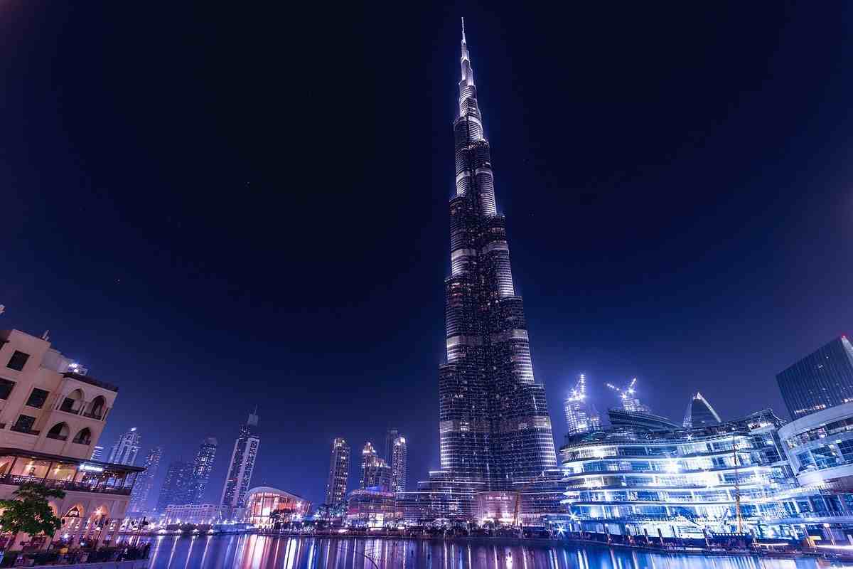 Torre Burj-Khalifa di Dubai di notte